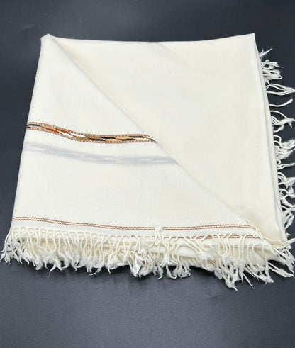 special shawl  100 woolen and handmade (قیمت ۱۵ ہزار )