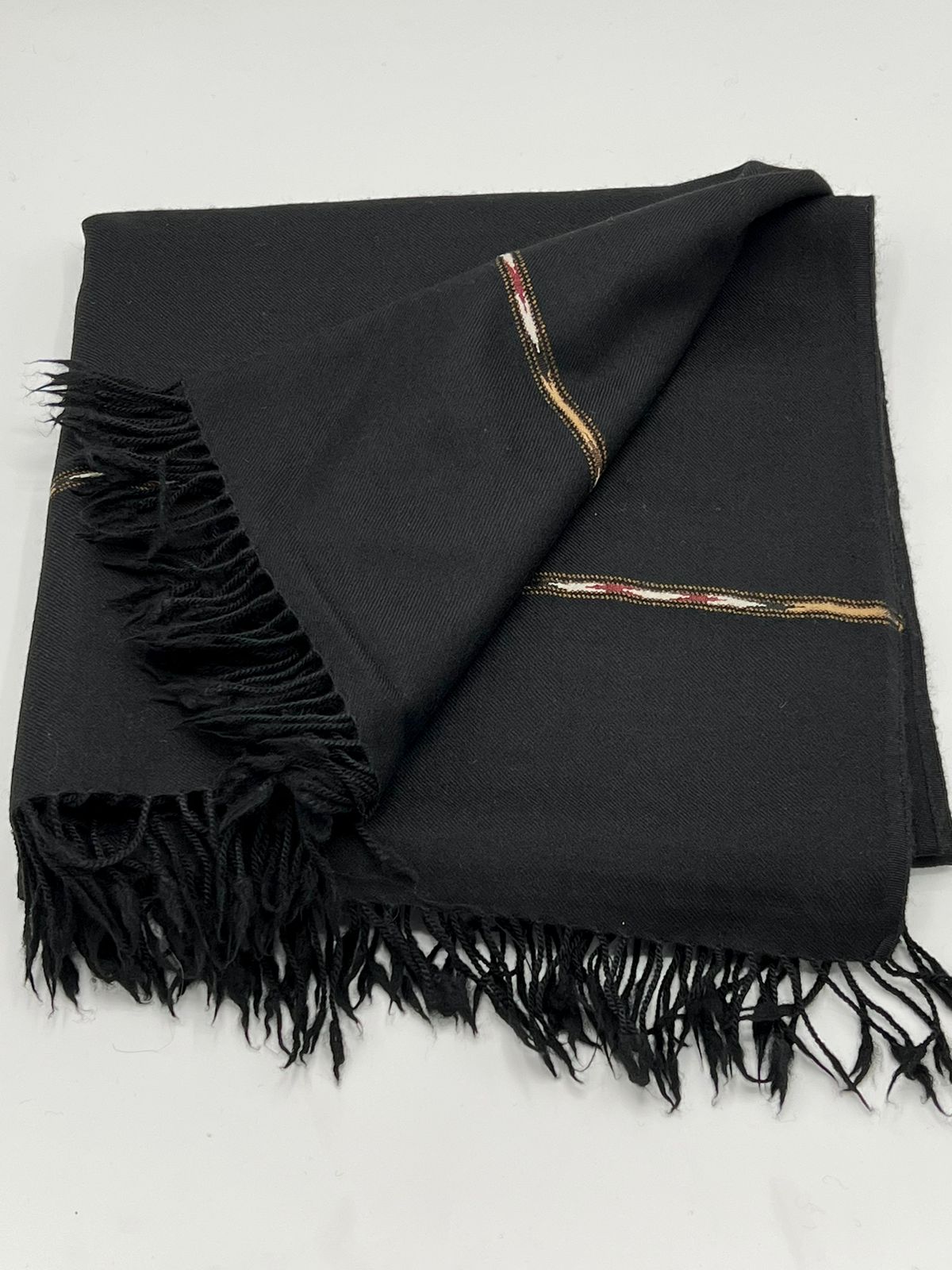 specaial blackl shawl  100 woolen and handmade (قیمت ۱۵ ہزار )