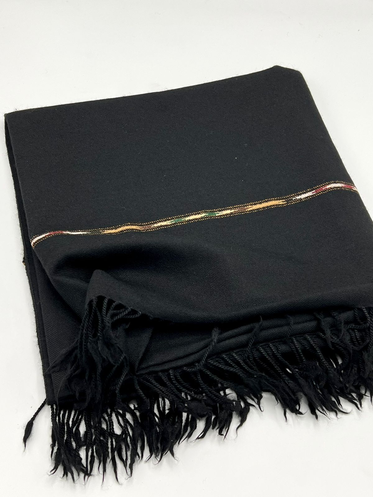 specaial blackl shawl  100 woolen and handmade (قیمت ۱۵ ہزار )