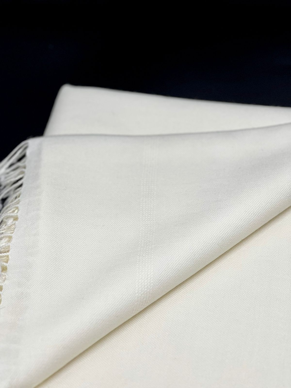 special plain white shawl  100 woolen and handmade (قیمت ۱۵ ہزار )