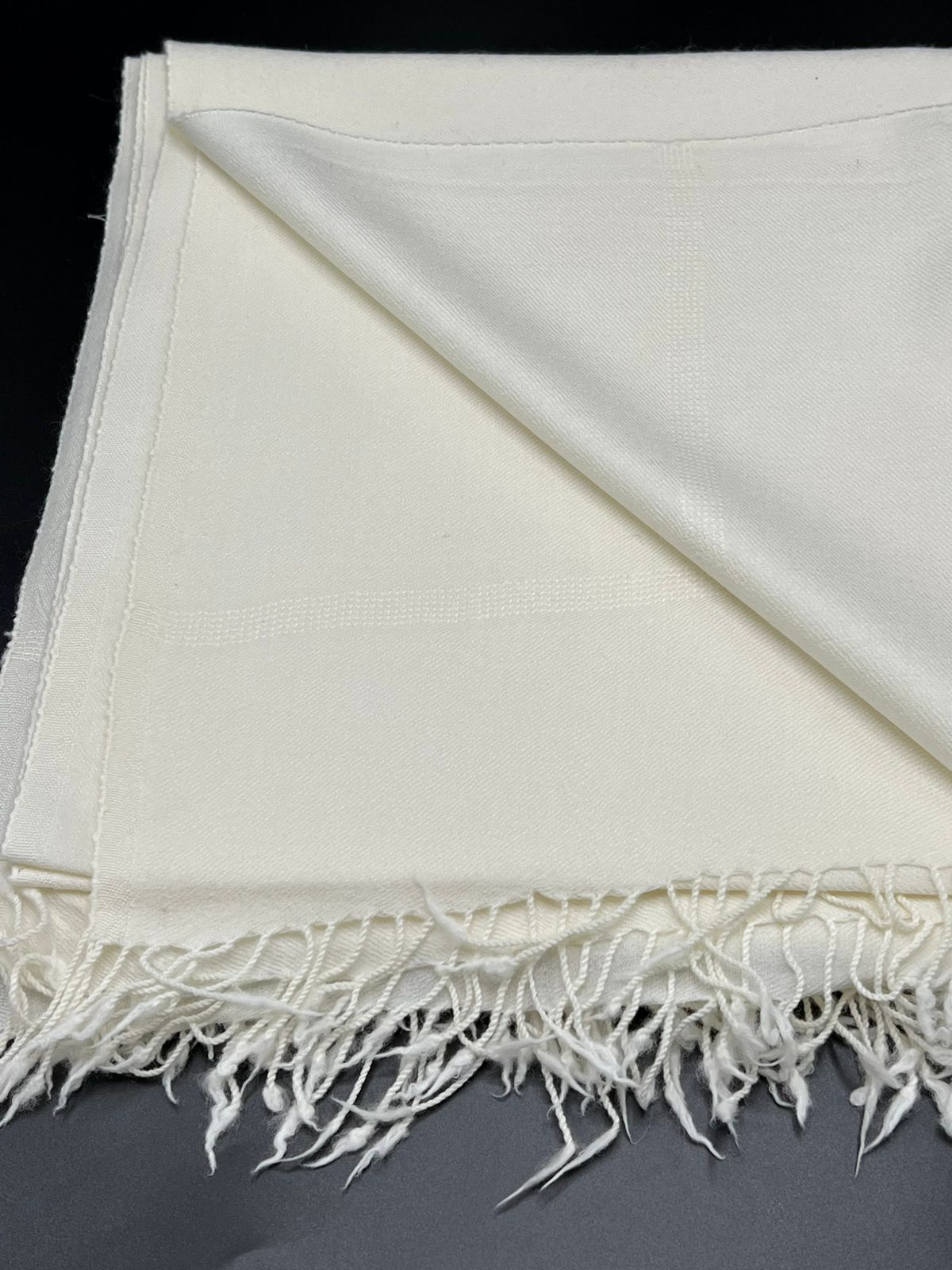 special plain white shawl  100 woolen and handmade (قیمت ۱۵ ہزار )