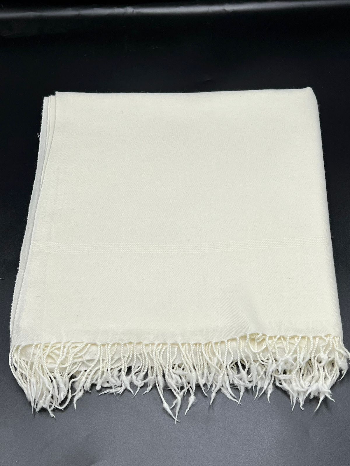 special plain white shawl  100 woolen and handmade (قیمت ۱۵ ہزار )