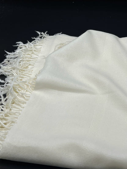 special plain white shawl  100 woolen and handmade (قیمت ۱۵ ہزار )