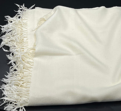 special plain white shawl  100 woolen and handmade (قیمت ۱۵ ہزار )